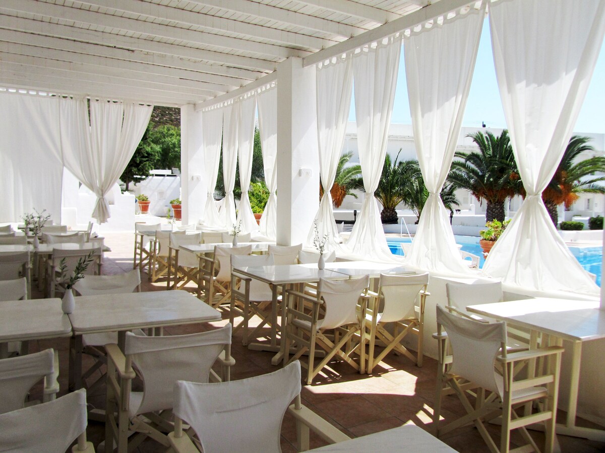12-Islands Bar & Bistro